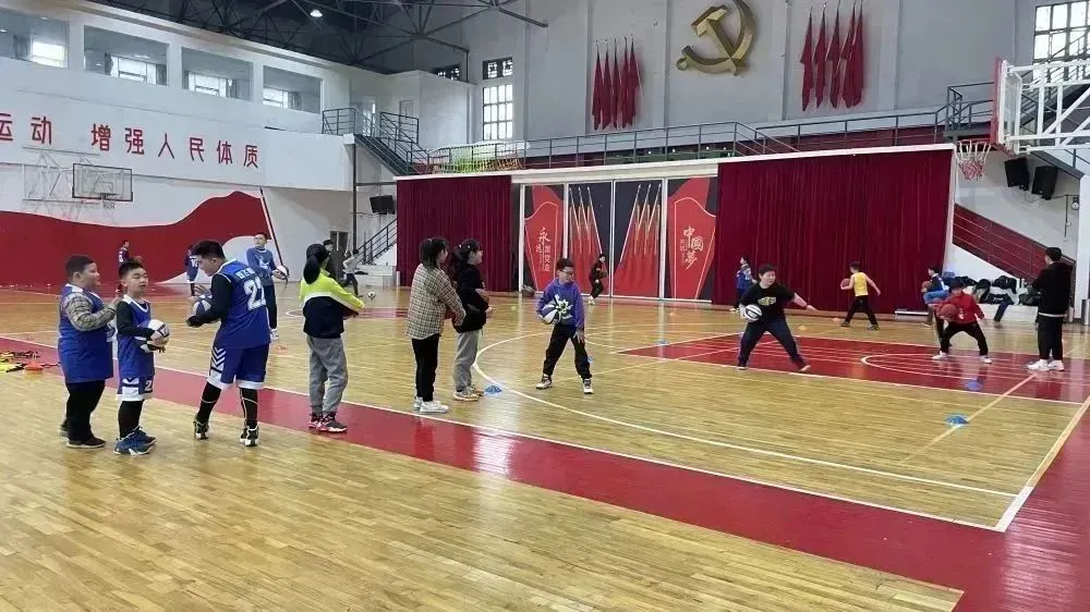 刻苦训练篮球时如何避免受伤的建议_1